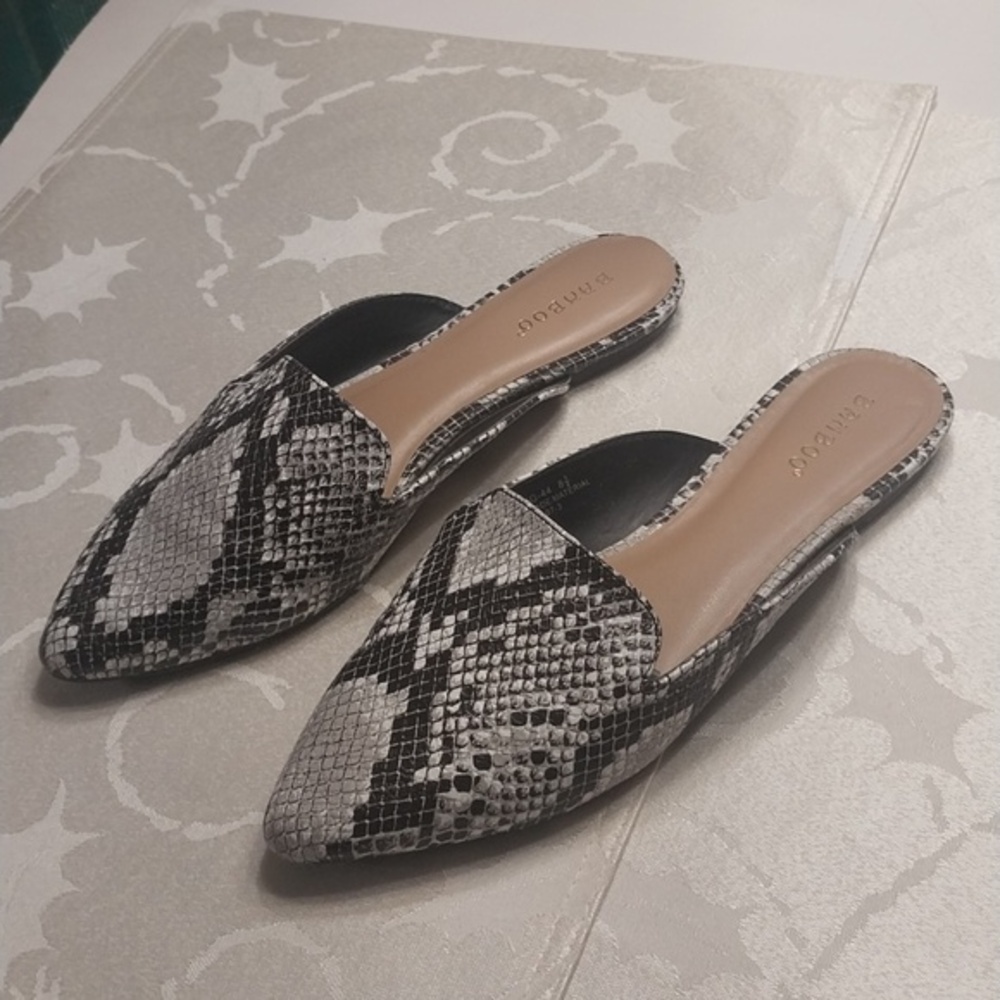 Bamboo NWOT Women's Size 8.5 Snake Print Mule Closed Toe Sandal Slide Black Gray